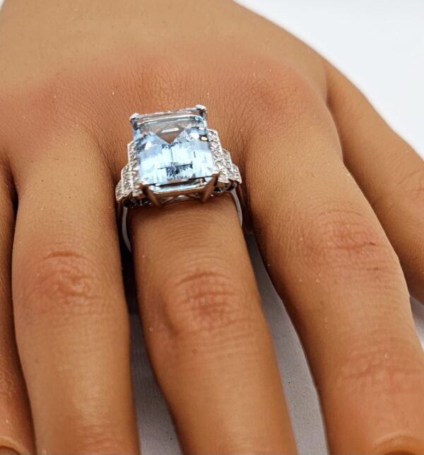 18ct White Gold Aquamarine and Diamond Ring - Image 6