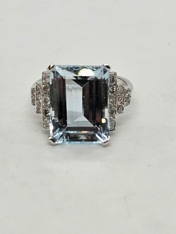 18ct White Gold Aquamarine and Diamond Ring - Image 4