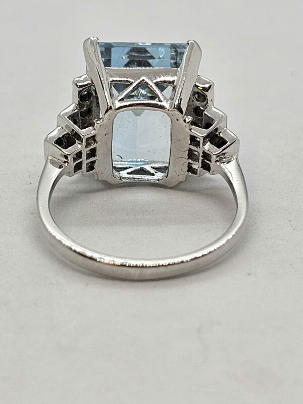 18ct White Gold Aquamarine and Diamond Ring - Image 3