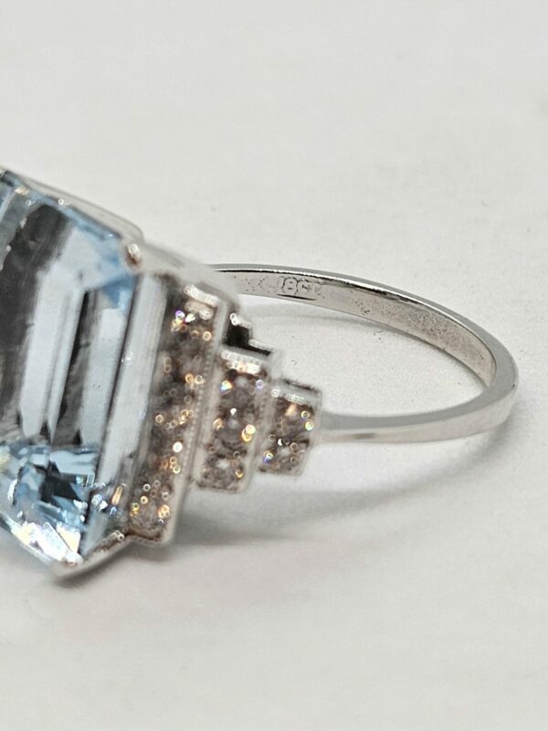 18ct White Gold Aquamarine and Diamond Ring - Image 2