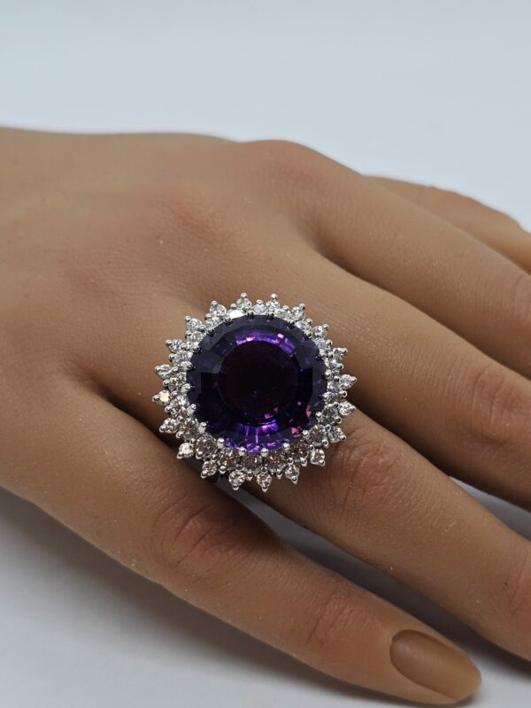 18ct White Gold Amethyst and Diamond Ring - Image 8