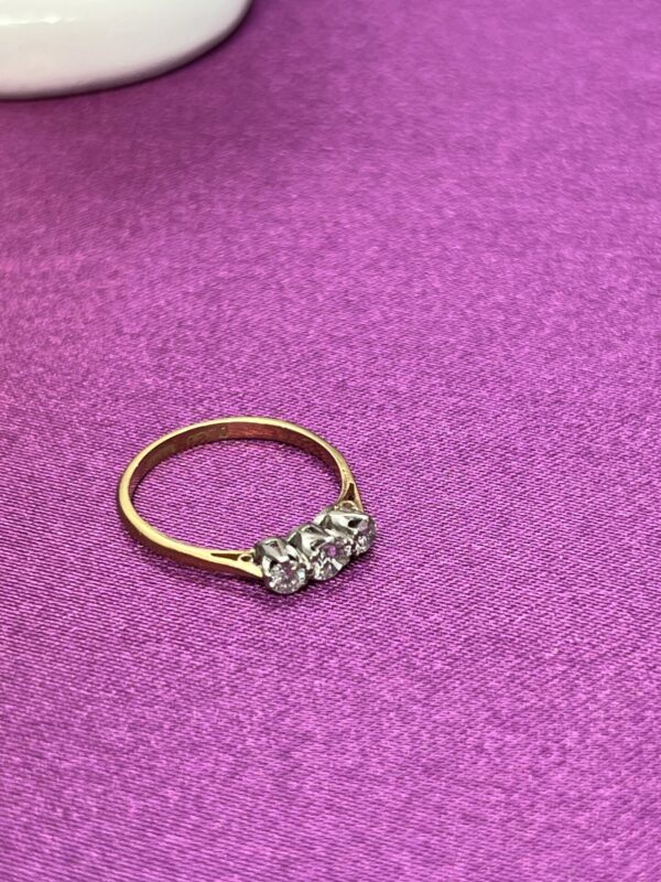 18ct gold diamond trilogy ring - Image 3