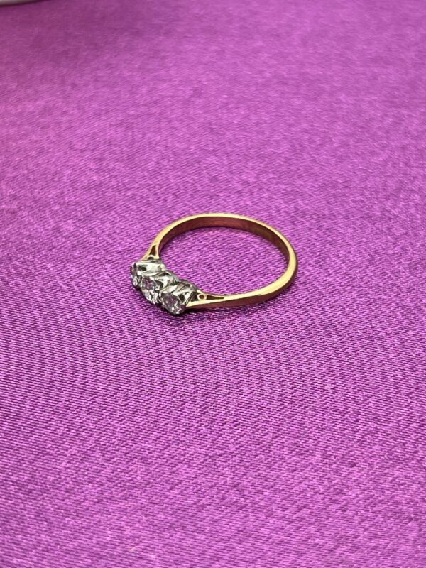 18ct gold diamond trilogy ring - Image 4