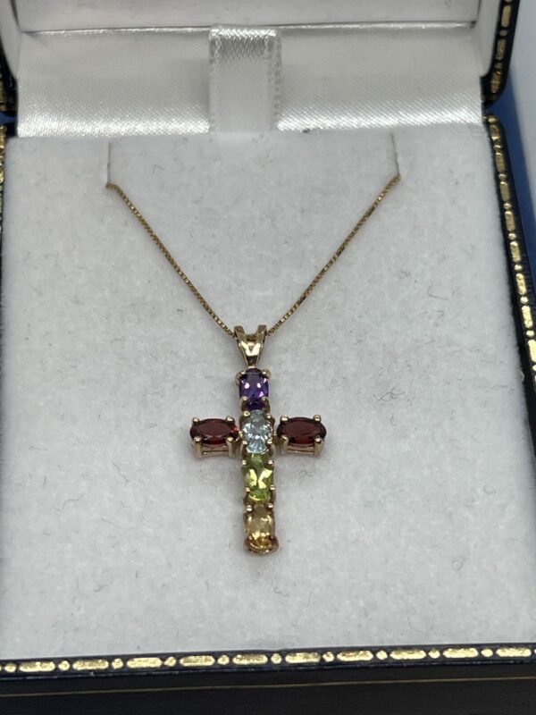 9ct gold gem set cross on a 9ct chain - Image 2