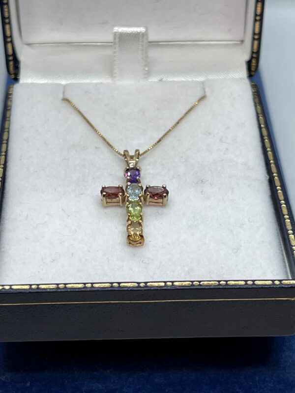 9ct gold gem set cross on a 9ct chain - Image 3