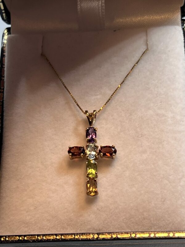 9ct gold gem set cross on a 9ct chain - Image 4