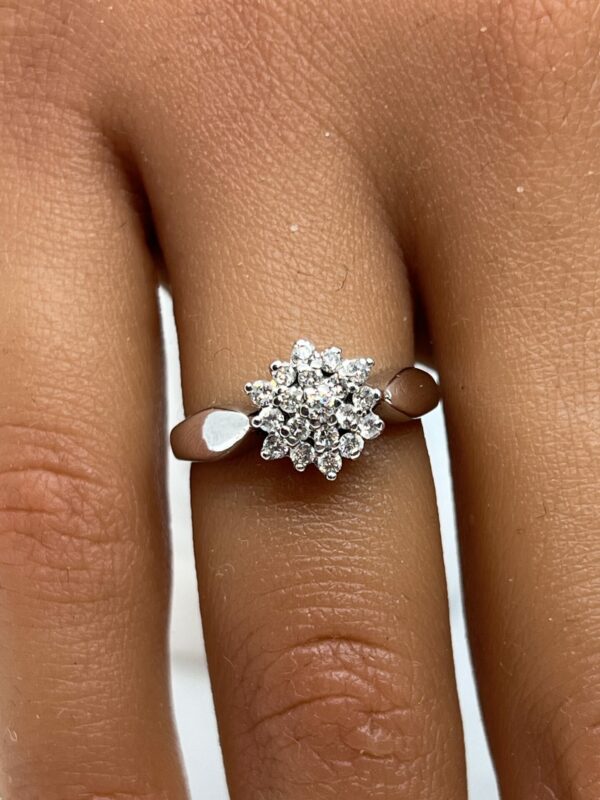 Beautiful 9ct white gold snowflake diamond cluster ring