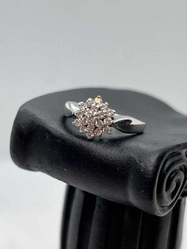 Beautiful 9ct white gold snowflake diamond cluster ring - Image 2