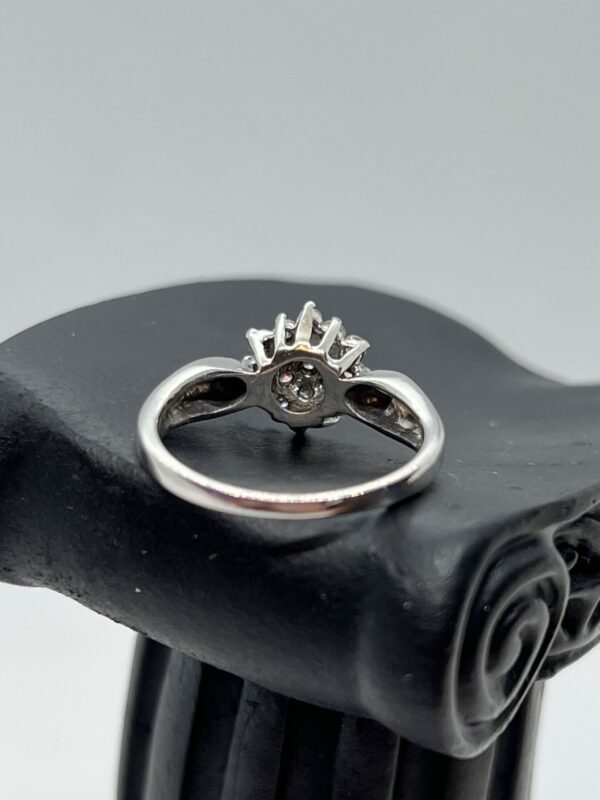 Beautiful 9ct white gold snowflake diamond cluster ring - Image 4