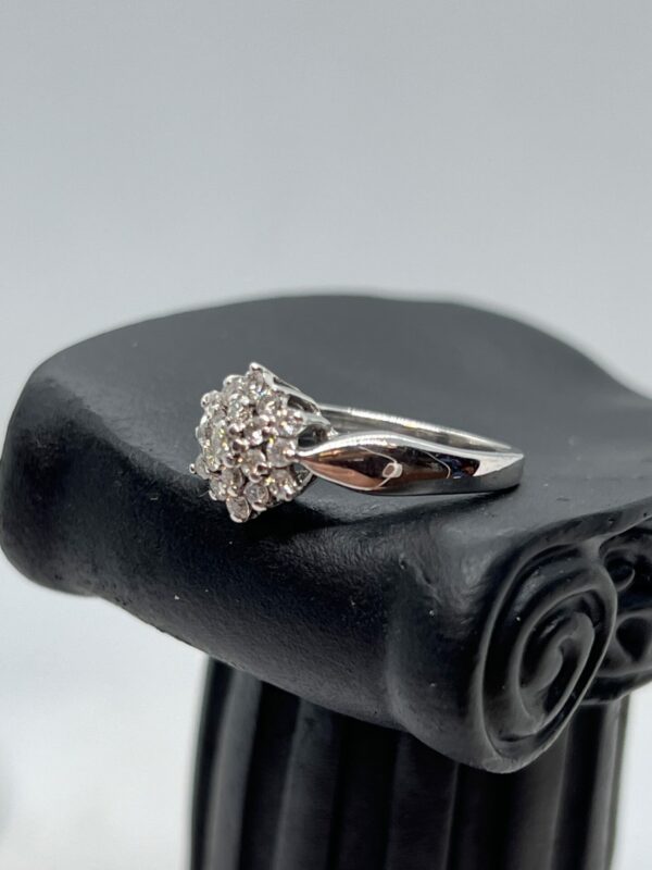 Beautiful 9ct white gold snowflake diamond cluster ring - Image 5