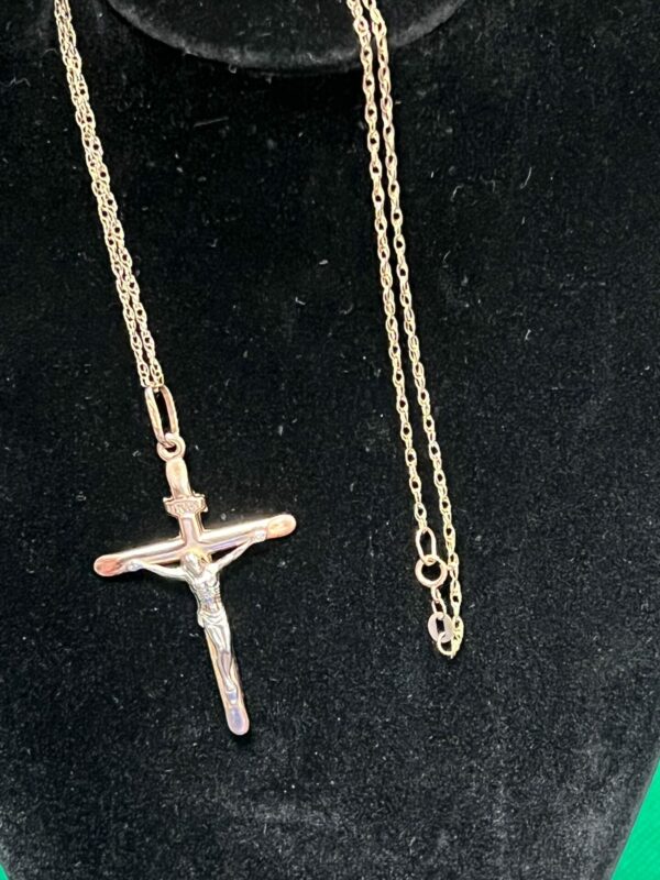 9ct gold crucifix pendant  and chain - Image 2