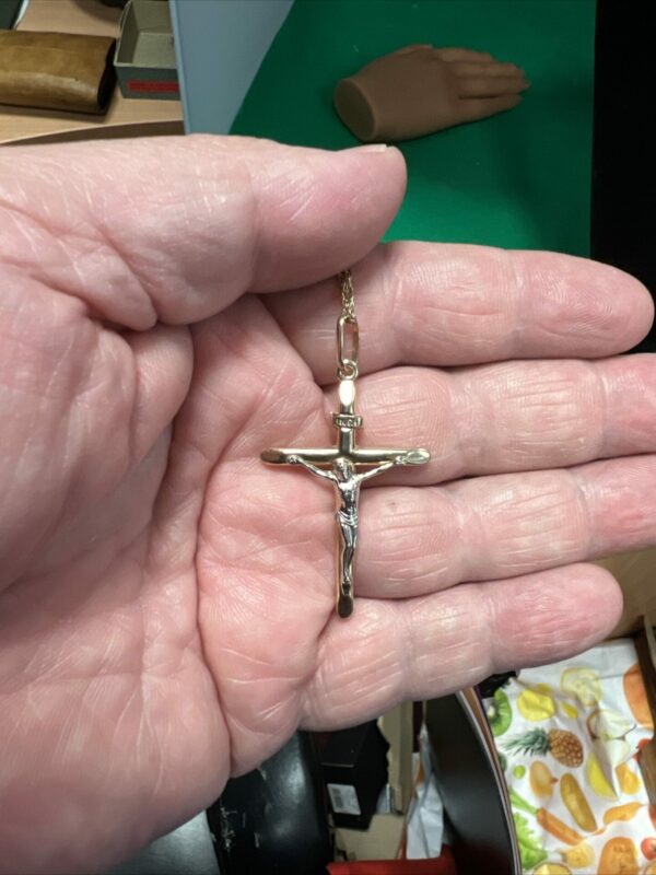 9ct gold crucifix pendant  and chain - Image 3