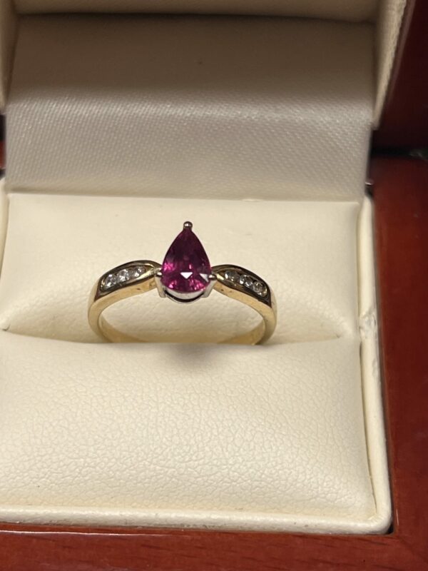 Gorgeous 18ct gold ruby and diamond ladies ring