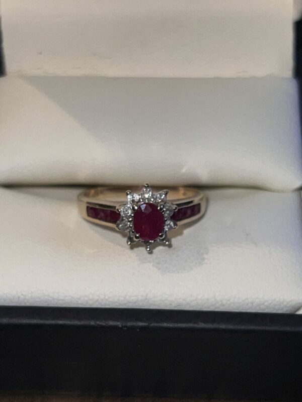 Gorgeous ruby and diamond 18ct gold ring