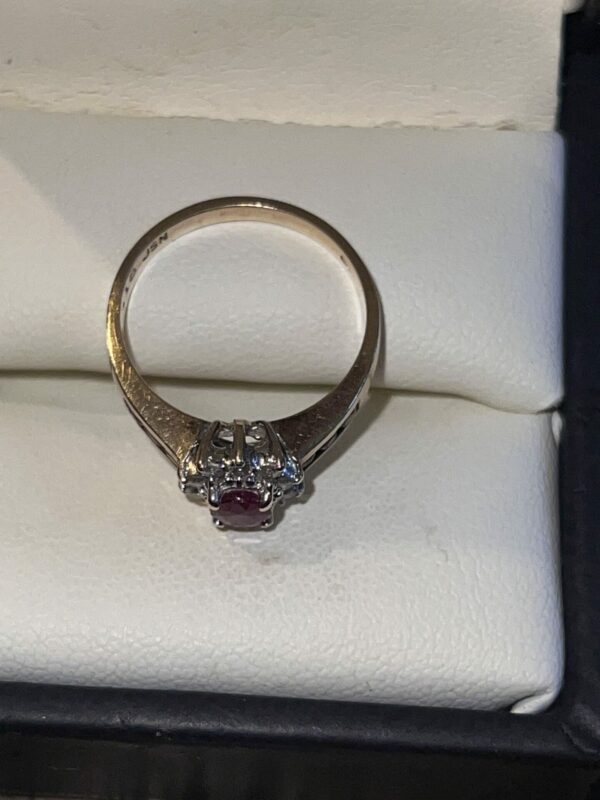 Gorgeous ruby and diamond 18ct gold ring - Image 2