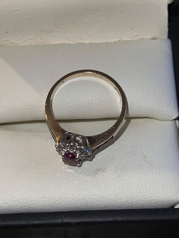 Gorgeous ruby and diamond 18ct gold ring - Image 3