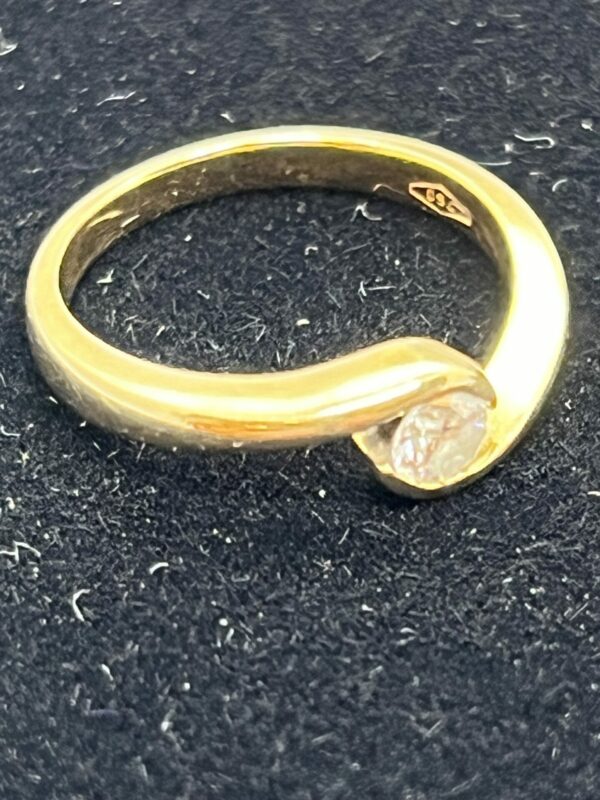 18ct gold diamond solitaire twist .25ct ring - Image 2