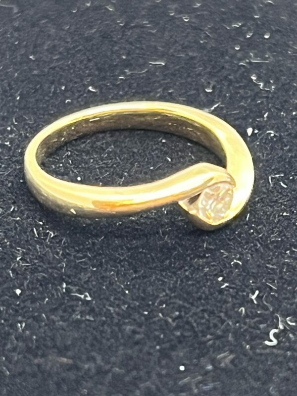 18ct gold diamond solitaire twist .25ct ring - Image 3