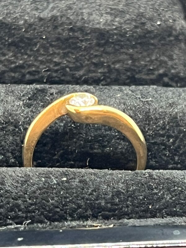 18ct gold diamond solitaire twist .25ct ring - Image 4