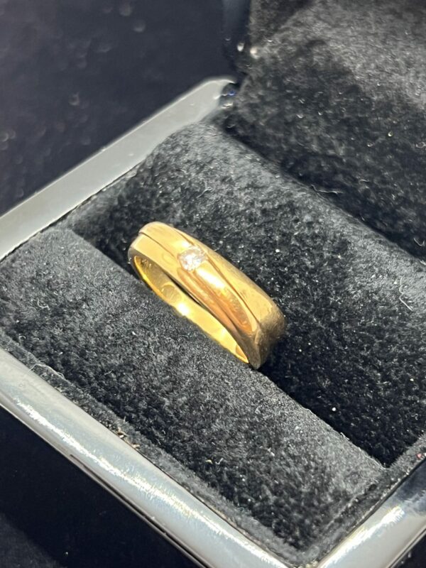 9ct gold diamond set band - Image 3