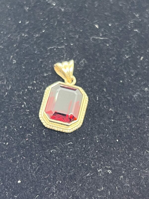 Tourmaline and 9ct gold pendant