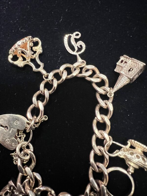 Vintage 9ct gold charm bracelet - Image 4