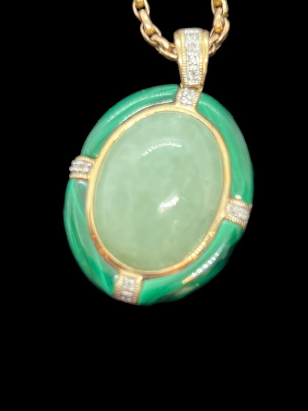 Jade and malachite 9ct gold pendant and chain - Image 2