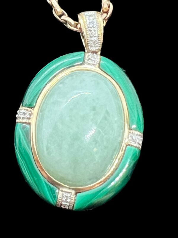 Jade and malachite 9ct gold pendant and chain - Image 3