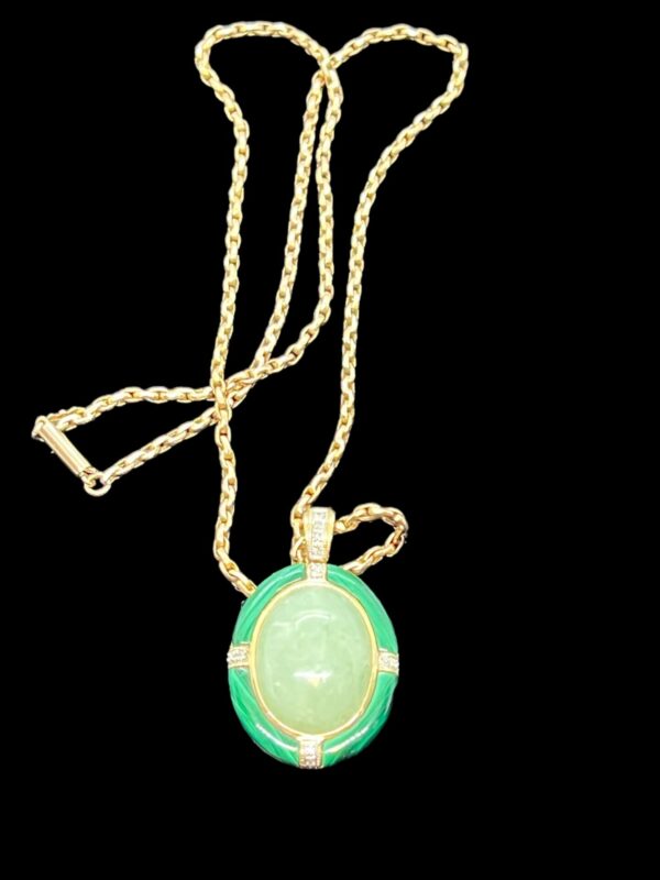 Jade and malachite 9ct gold pendant and chain - Image 5