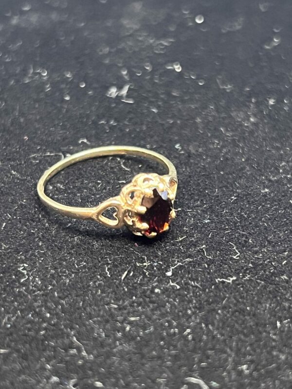 9ct gold and garnet ladies ring - Image 2