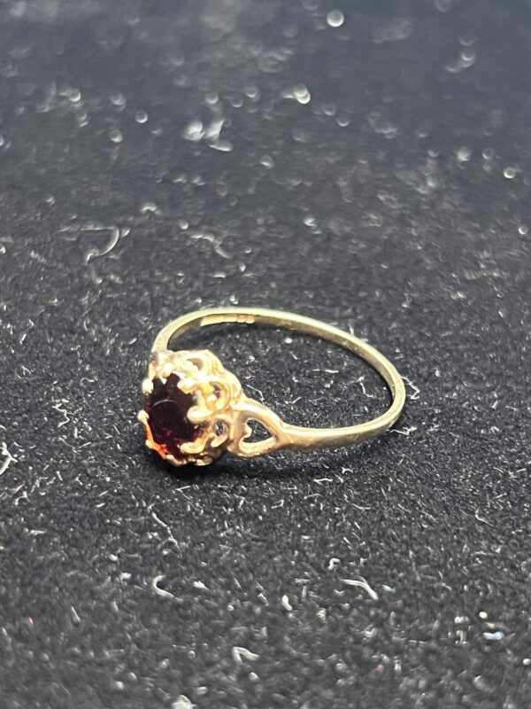 9ct gold and garnet ladies ring - Image 3