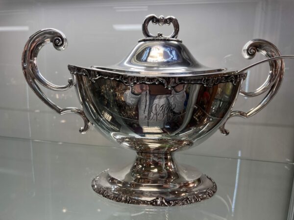 1908 solid silver soup tureen with ladle - Image 2