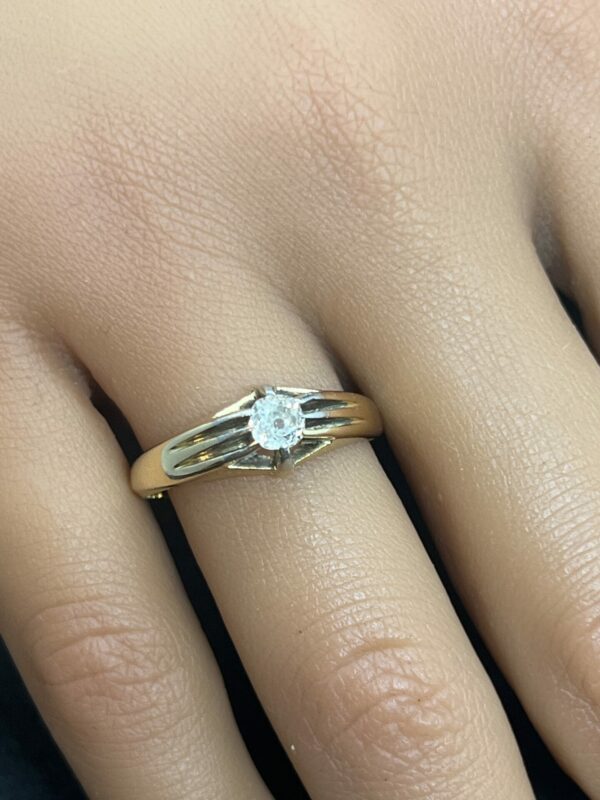 18ct gold and diamond solitaire ladies or gents ring