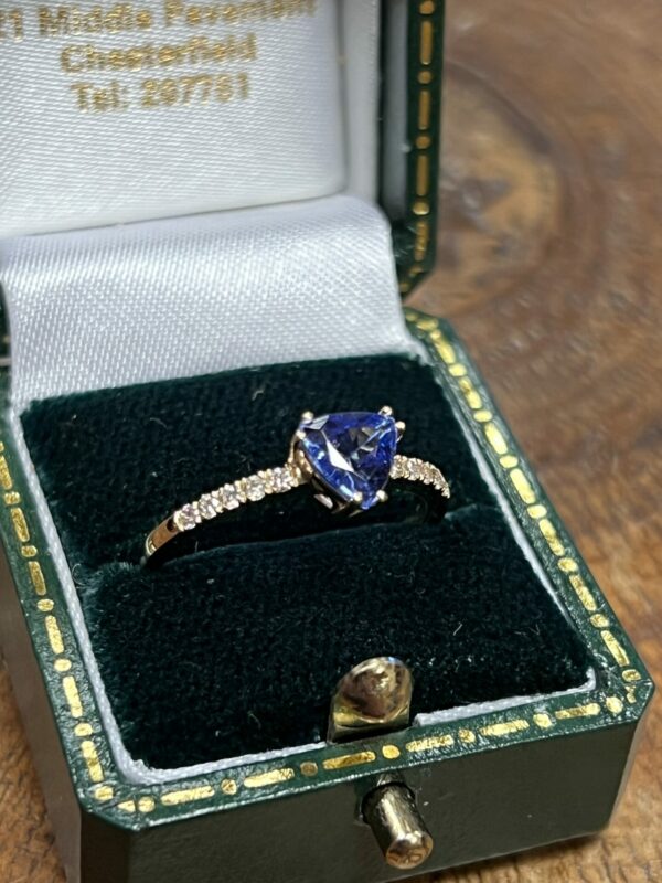 9ct gold tanzanite and diamond ladies ring - Image 3