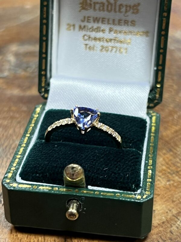 9ct gold tanzanite and diamond ladies ring - Image 5