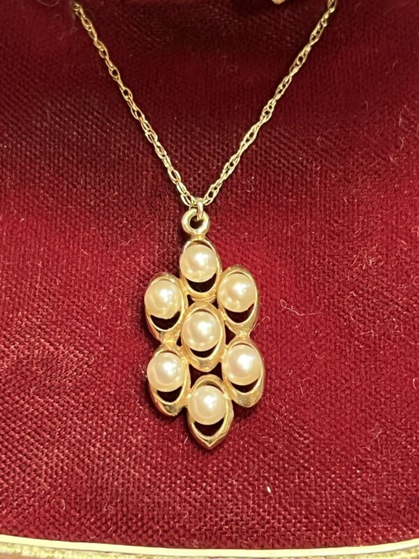 9ct gold and Pearl pendant