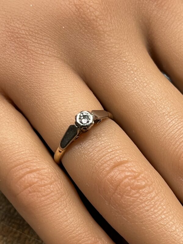 18ct gold diamond solitaire ring - Image 2