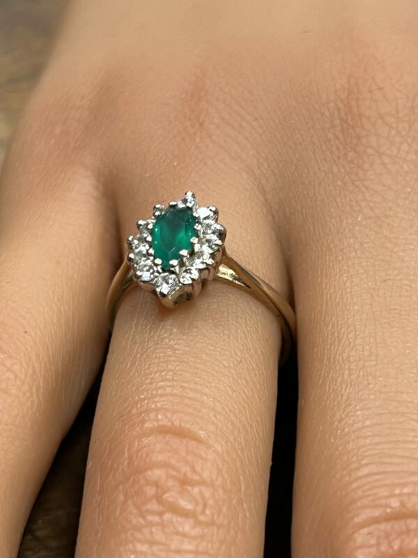 9ct gold emerald dress ring - Image 2