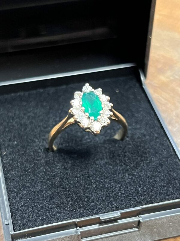 9ct gold emerald dress ring - Image 3