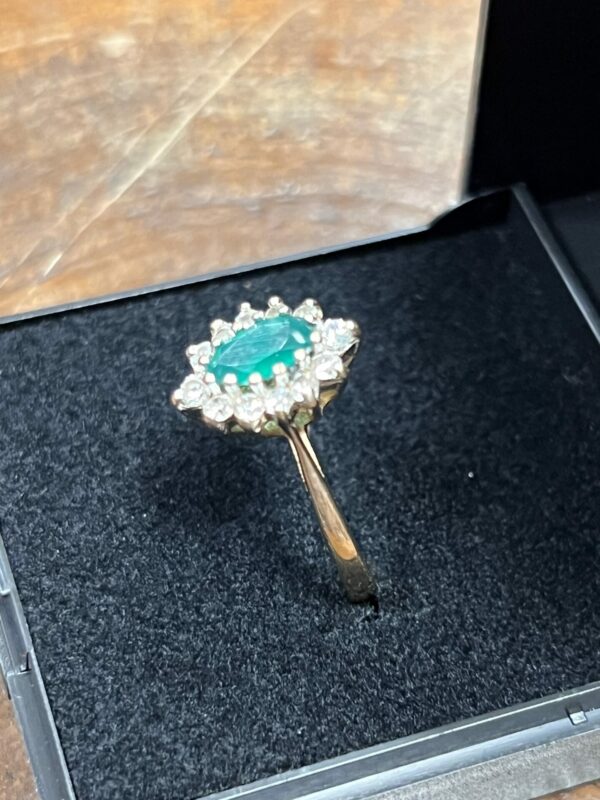 9ct gold emerald dress ring - Image 4