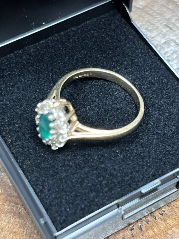 9ct gold emerald dress ring - Image 6