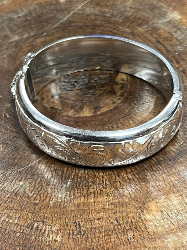 Vintage silver hinged bangle