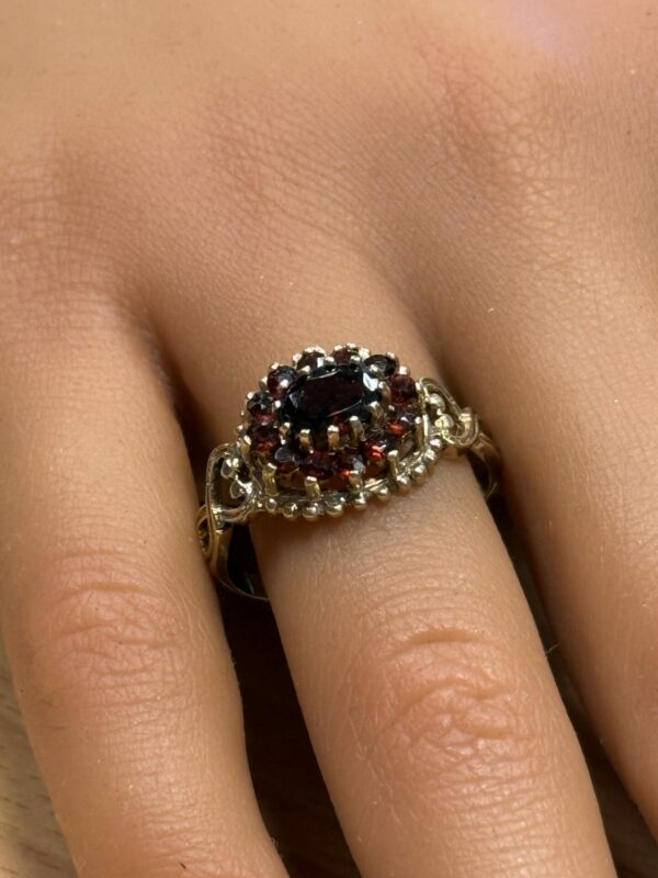 Vintage 9ct gold and garnet ladies ring - Image 2