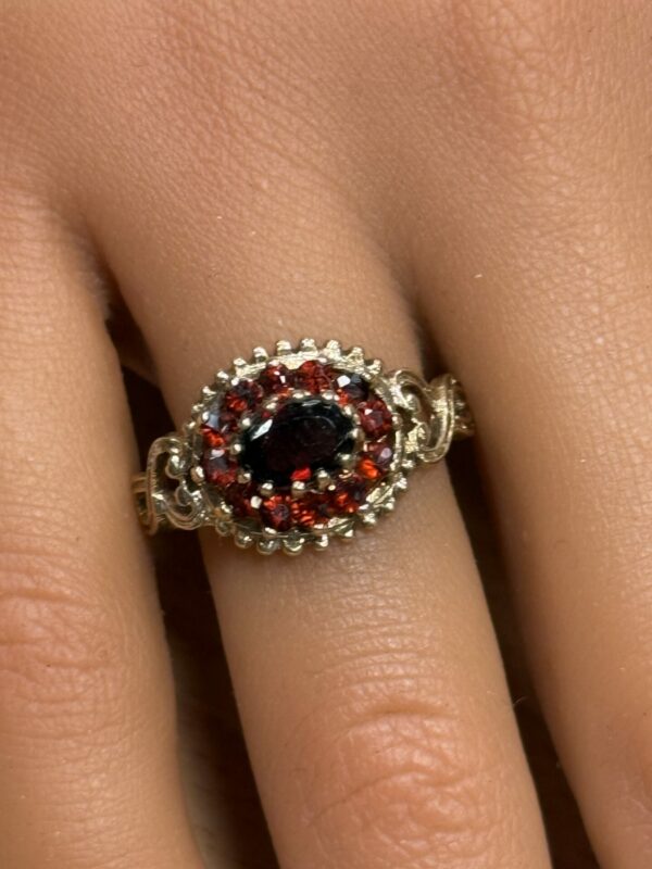 Vintage 9ct gold and garnet ladies ring