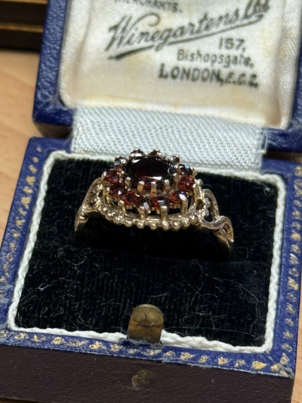 Vintage 9ct gold and garnet ladies ring - Image 3