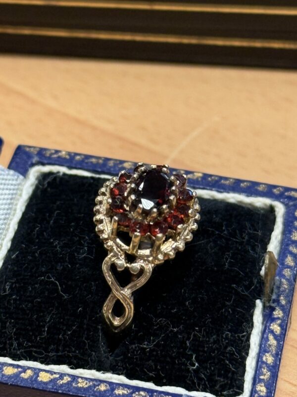 Vintage 9ct gold and garnet ladies ring - Image 4