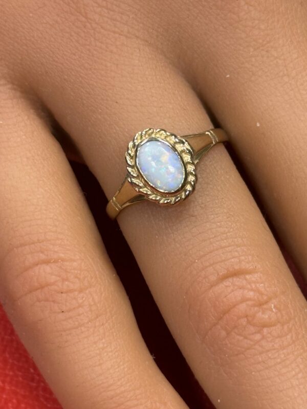 9ct gold and opal ladies ring