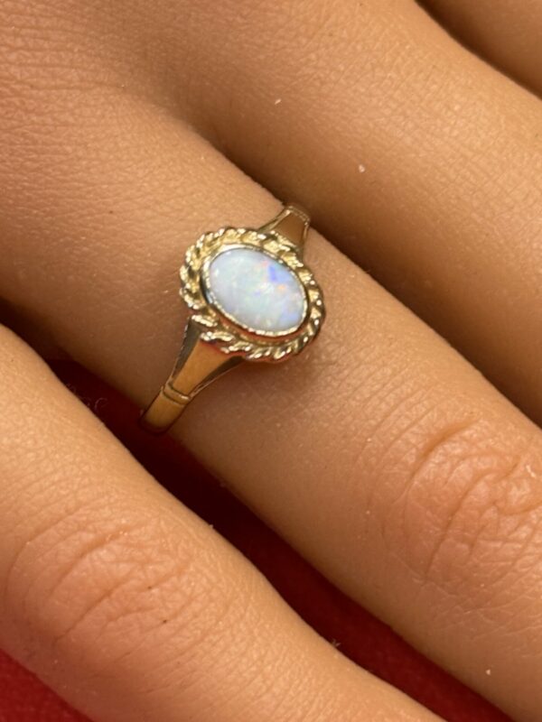 9ct gold and opal ladies ring - Image 2