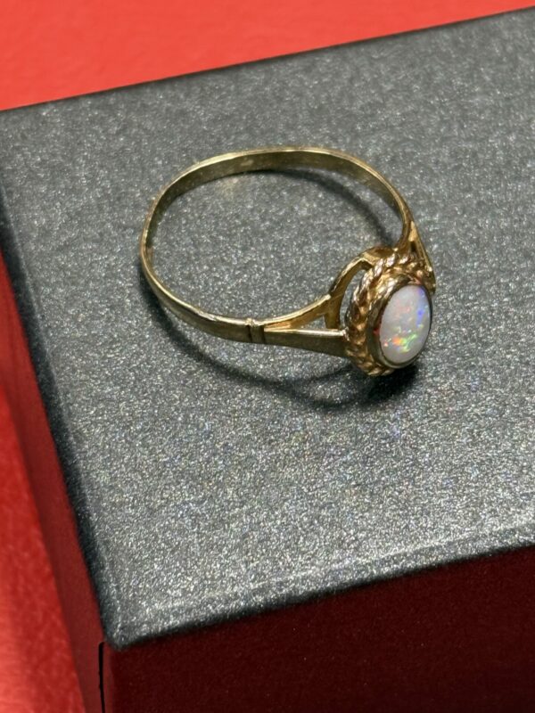 9ct gold and opal ladies ring - Image 3