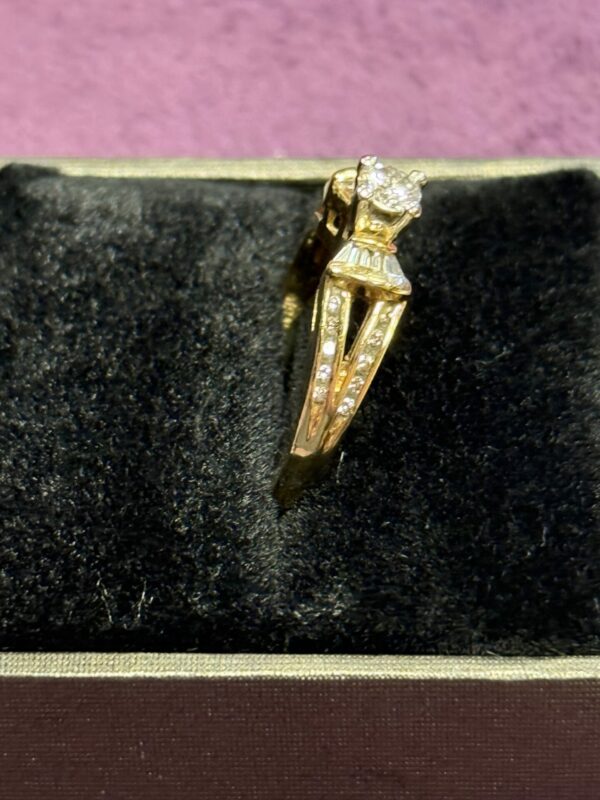 18ct gold and diamond ring - Image 5